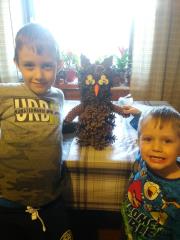 zadovoljen Aljaž z bratcem pri svojem izdelku